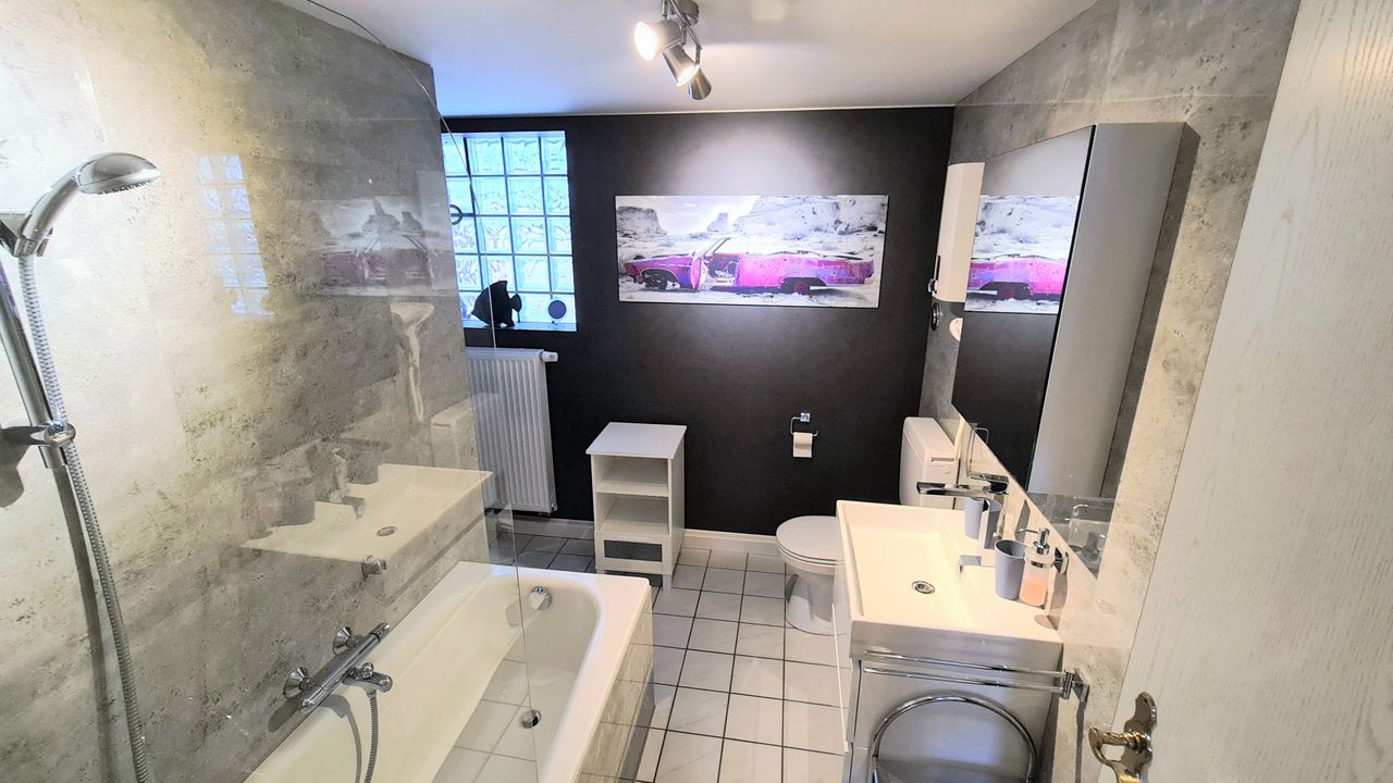 modernes Bad mit Badewanne und Duschwand modernes Bad mit Badewanne und Duschwand